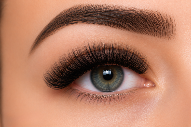 5D Volumen Wimpern – Lariz Cosmetics 5D Volumen Wimpernverlängerung mit dichtem, ausdrucksstarkem Look bei Lariz Cosmetics